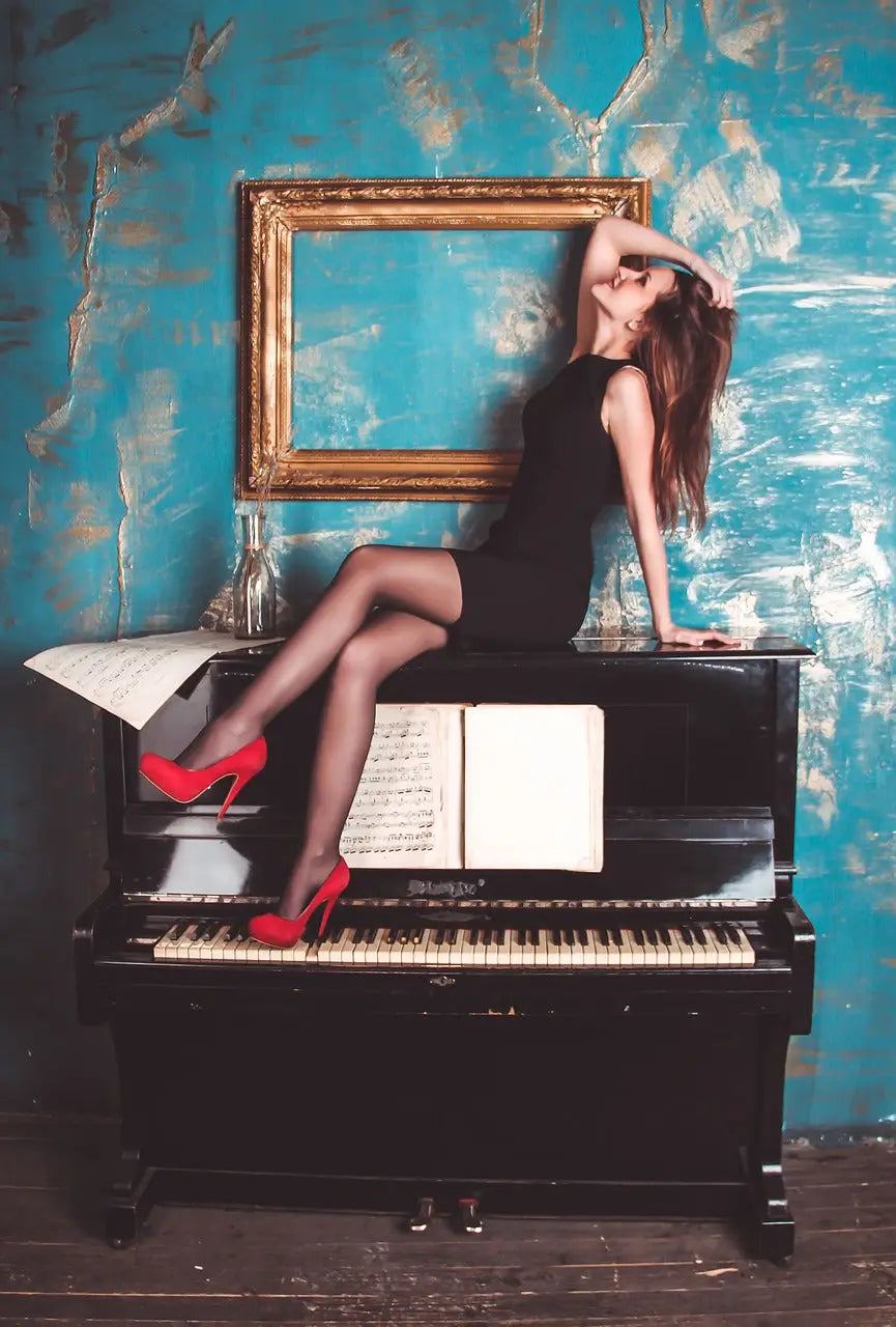 Comment porter une robe noire en hiver ?