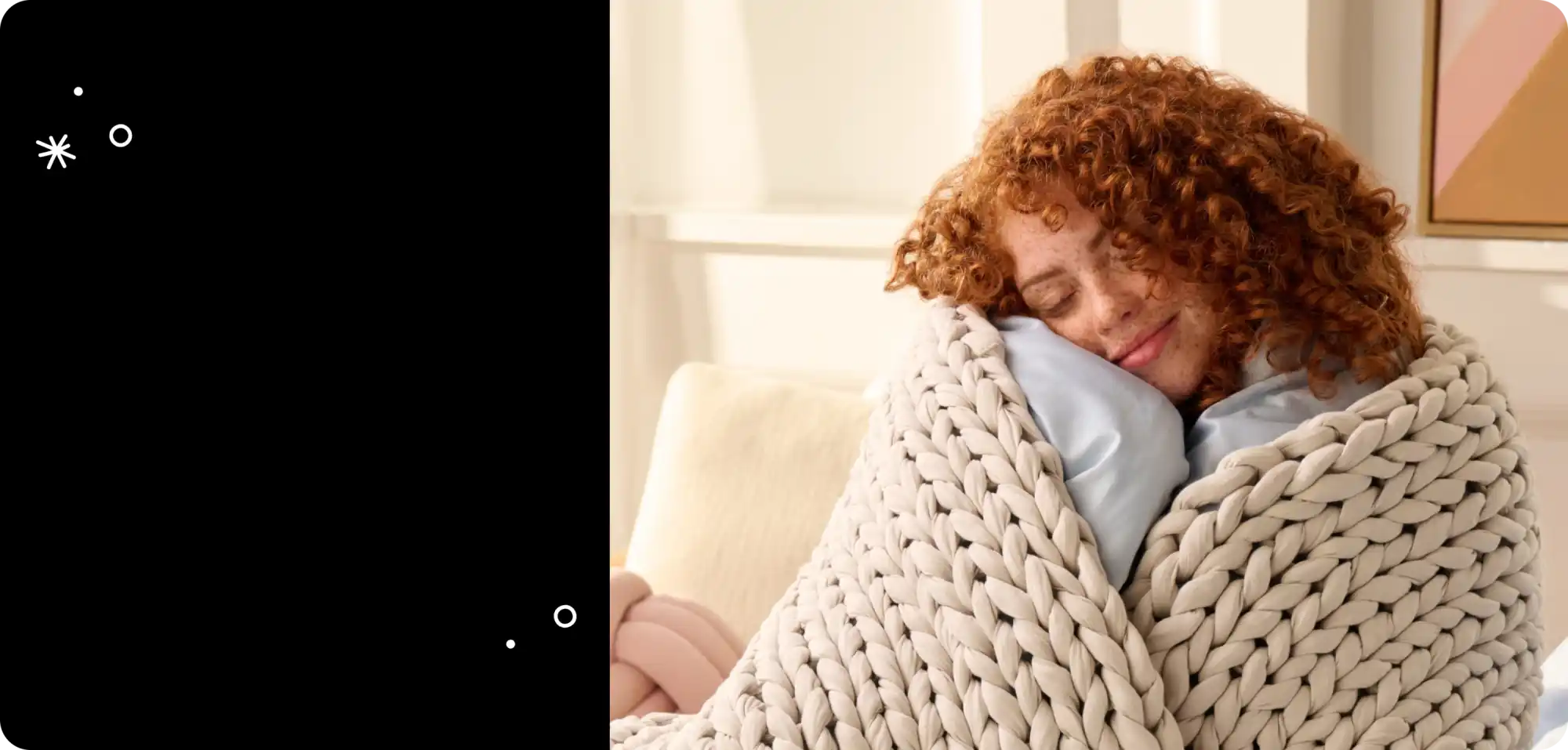 Femme confortable enroulée dans une couverture en tricot épais.