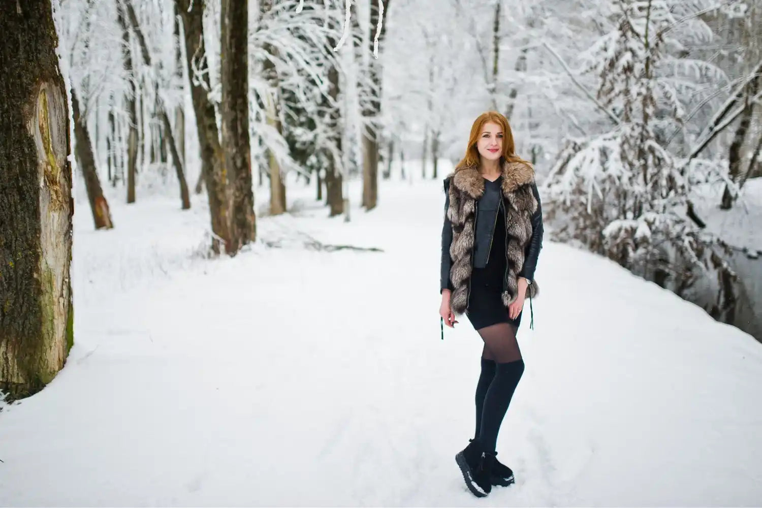 Femme en gilet en fourrure et robe noire.