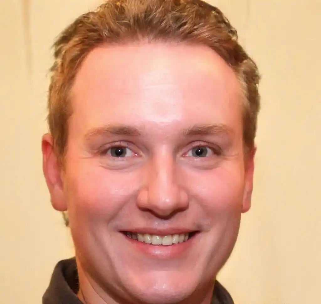 Visage d'un homme souriant.