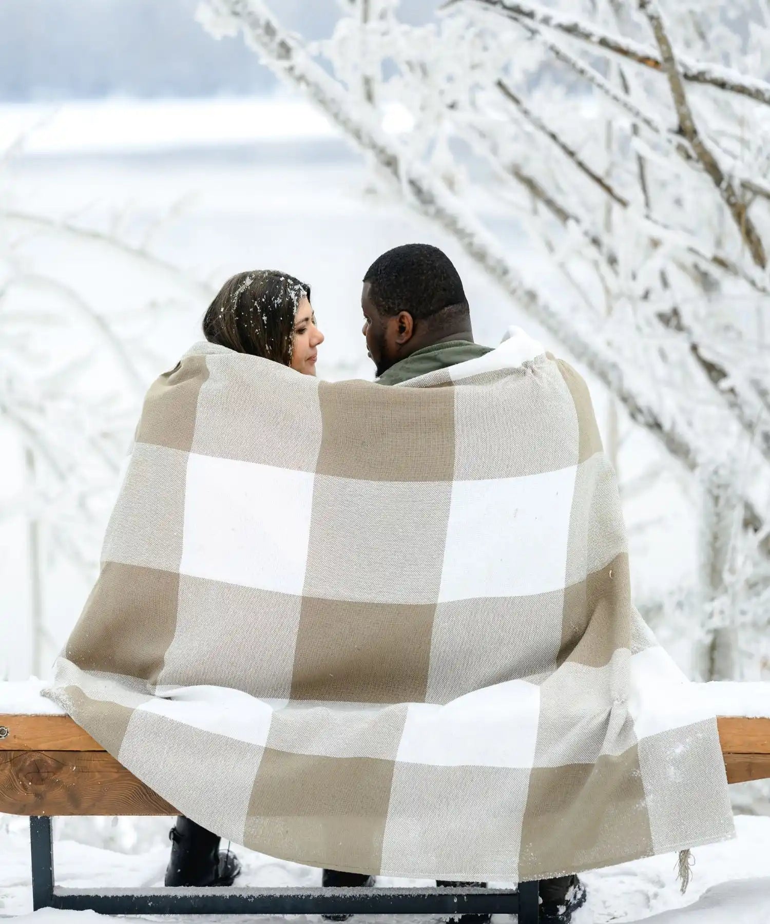 Couverture à carreaux confortable.