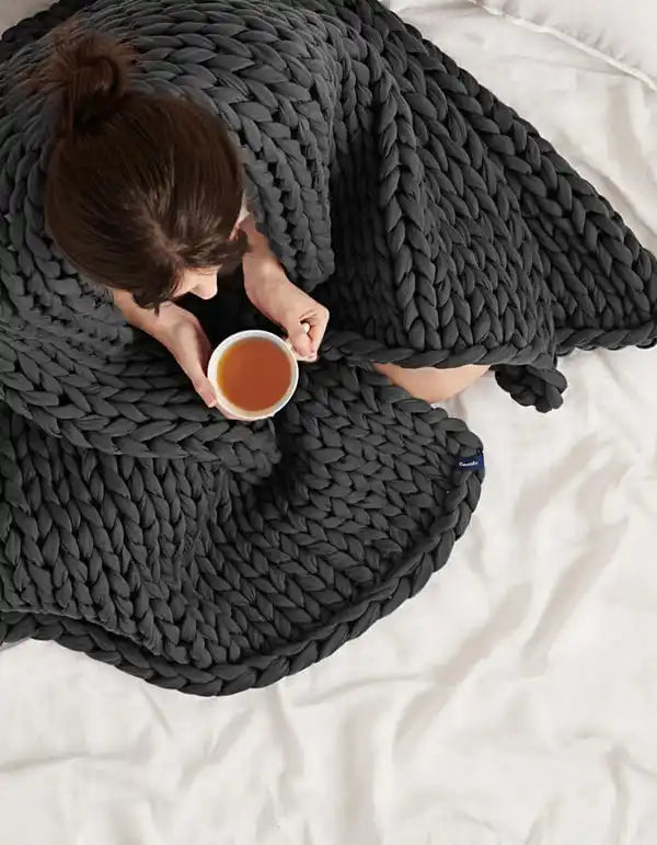 Couverture en tricot gris épais.