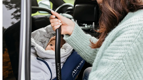 un bébé avec une couverture polaire