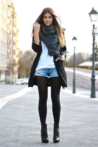 une femme avec un short en jeans en hiver