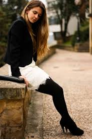 une femme avec une jupe blanche en hiver