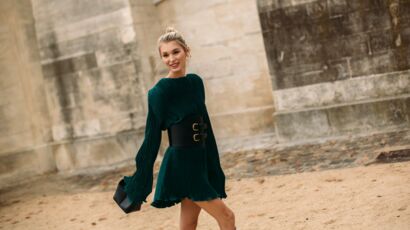 une femme avec une robe en hiver