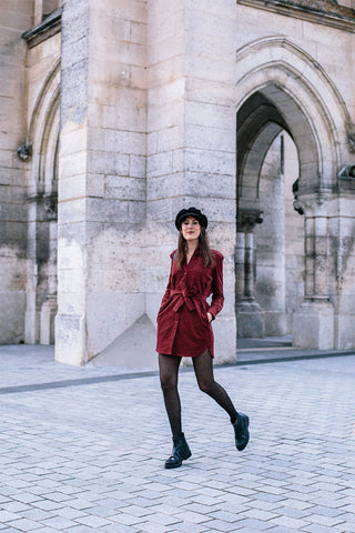 une femme  avec une robe rouge en hiver