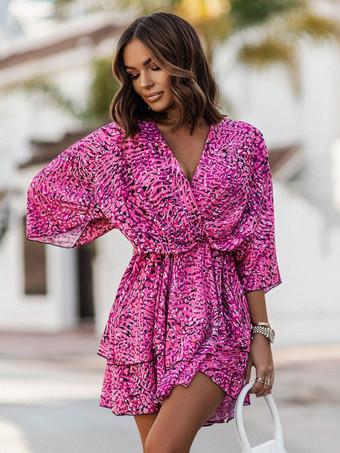 une femme en robe d'été